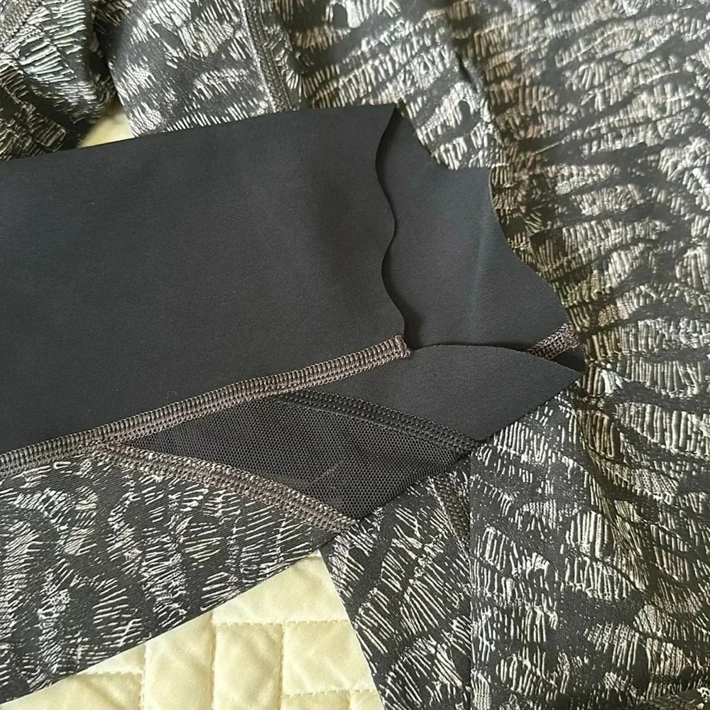 Lululemon. - Picture 2 of 7